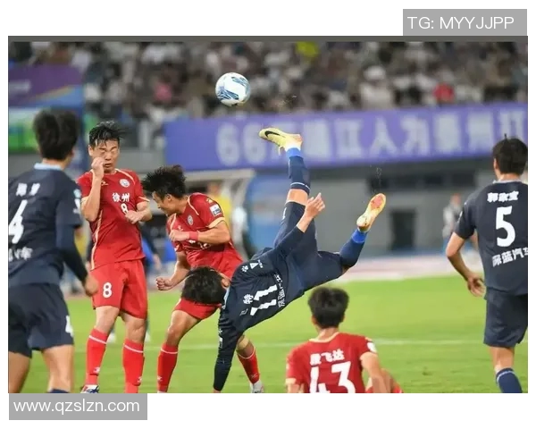 足球明星骑踏板前往球场展现风采与激情的精彩瞬间